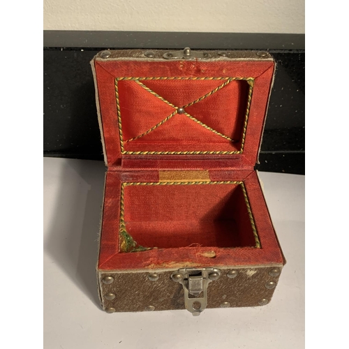 1053 - A HIDE COVERED BOX