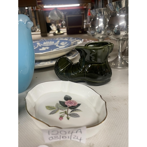 1204A - A MIXED LOT TO INCLUDE GLASS BIRD, WEDGWOOD JASPERWARE PLATE, GLASS VASES ETC