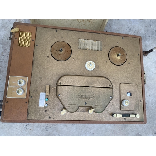 1517 - A VINTAGE PORTABLE REFLECTOGRAPH TAPE TO TAPE PLAYER