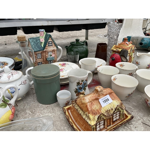 1899 - AN ASSORTMENT OF CERAMICS AND GLASS WARE TO INCLUDE TEAPOTS AND CUPS ETC