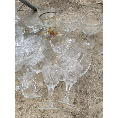 1934 - AN ASSORTMENT OF GLASS WARE TO INCLUDE DESSERT BOWLS AND WINE GLASSES ETC