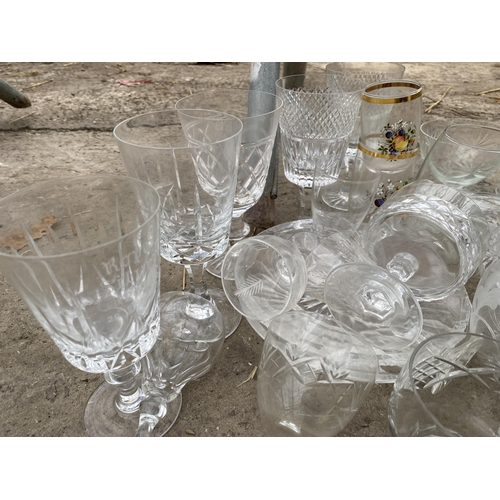 1934 - AN ASSORTMENT OF GLASS WARE TO INCLUDE DESSERT BOWLS AND WINE GLASSES ETC