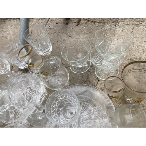 1934 - AN ASSORTMENT OF GLASS WARE TO INCLUDE DESSERT BOWLS AND WINE GLASSES ETC