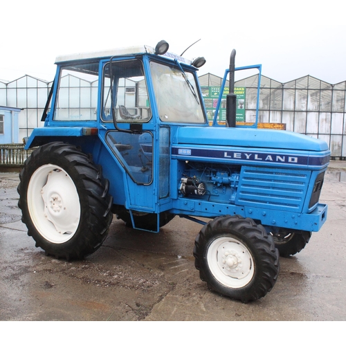 203 - 1972 LEYLAND 255 TRACTOR A GOOD RUNNER BRAKES IN NEED OF ATTENTION NO VAT