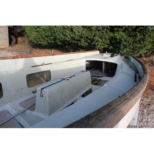 185 - DRASCOMBE LUGGER BOAT AND BOAT TRAILER SPEC LENGTH 5.72M WATERLINE LENGTH 4.57M BEAM 1.90M SAILING W... 