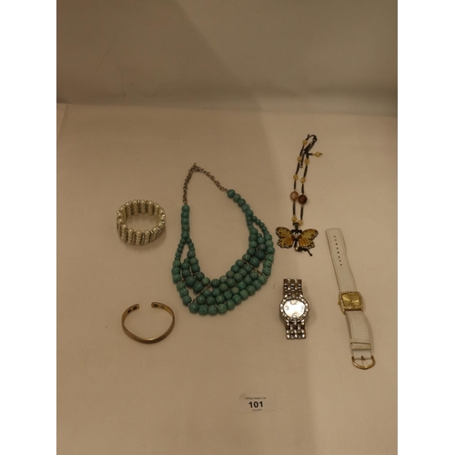 101 - A QUANTITY OF COSTUME JEWELLERY IN A GLASS TOPPED DISPLAY CASE