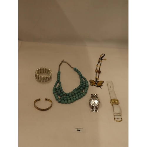 101 - A QUANTITY OF COSTUME JEWELLERY IN A GLASS TOPPED DISPLAY CASE