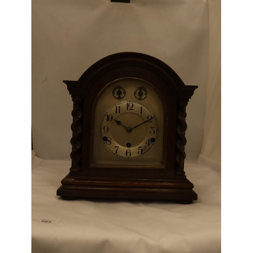 103 - A VINTAGE OAK MANTE CLOCK WITH BARLEYTWIST COLUMNS, KEY AND PENDULUM, HEIGHT 32CM, WIDTH 30CM