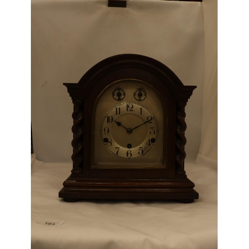 103 - A VINTAGE OAK MANTE CLOCK WITH BARLEYTWIST COLUMNS, KEY AND PENDULUM, HEIGHT 32CM, WIDTH 30CM