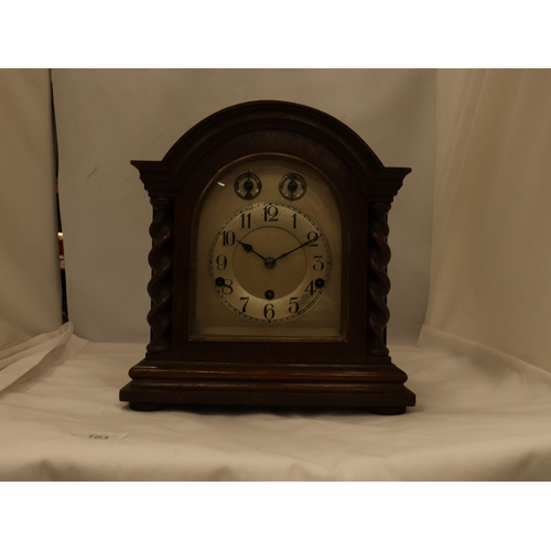 103 - A VINTAGE OAK MANTE CLOCK WITH BARLEYTWIST COLUMNS, KEY AND PENDULUM, HEIGHT 32CM, WIDTH 30CM