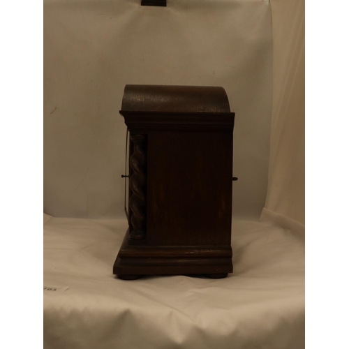 103 - A VINTAGE OAK MANTE CLOCK WITH BARLEYTWIST COLUMNS, KEY AND PENDULUM, HEIGHT 32CM, WIDTH 30CM