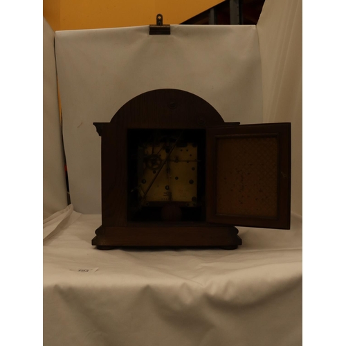 103 - A VINTAGE OAK MANTE CLOCK WITH BARLEYTWIST COLUMNS, KEY AND PENDULUM, HEIGHT 32CM, WIDTH 30CM