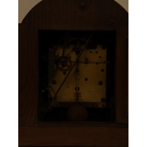 103 - A VINTAGE OAK MANTE CLOCK WITH BARLEYTWIST COLUMNS, KEY AND PENDULUM, HEIGHT 32CM, WIDTH 30CM