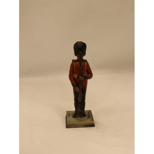 A VINTAGE PAINTED BRONZE OF A GRENADIER GUARD, HEIGHT 20CM