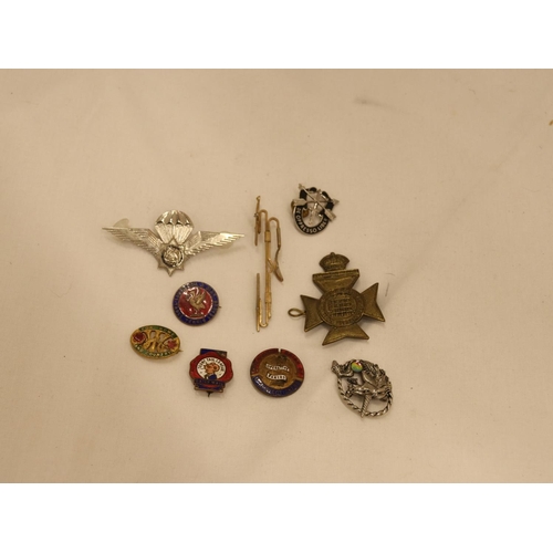 126 - ACOLLECTION OF VINTAGE BADGES TO INCLUDE MILITARIA - 9 IN TOTAL