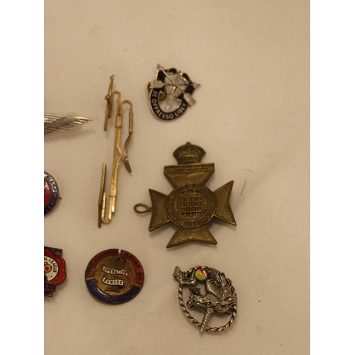 126 - ACOLLECTION OF VINTAGE BADGES TO INCLUDE MILITARIA - 9 IN TOTAL