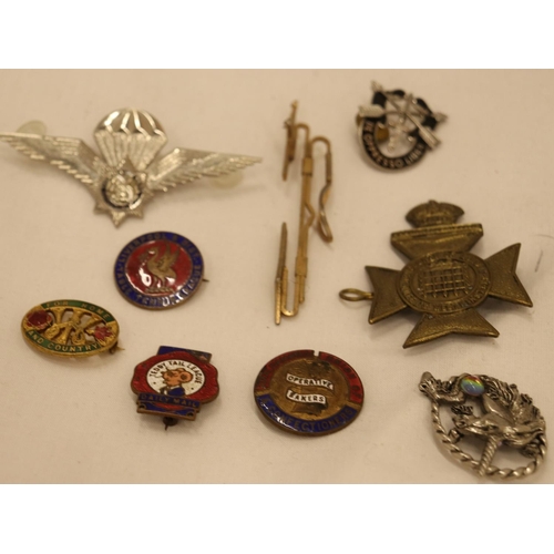 126 - ACOLLECTION OF VINTAGE BADGES TO INCLUDE MILITARIA - 9 IN TOTAL