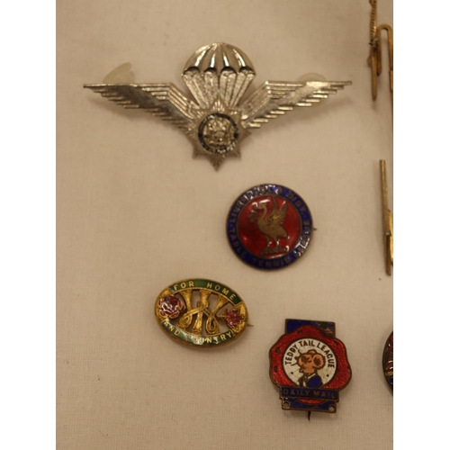 126 - ACOLLECTION OF VINTAGE BADGES TO INCLUDE MILITARIA - 9 IN TOTAL