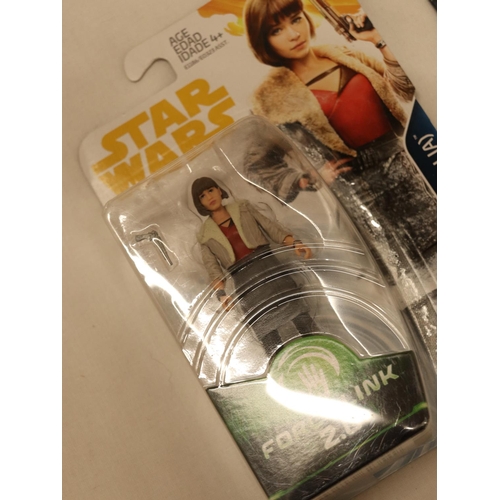 129 - TWO MINT ON CARD STAR WARS 3.75 INCH STAR WARS FIGURES, 'PRINCESS LEIA ORGANA' AND QI'RA (CORELLIA)