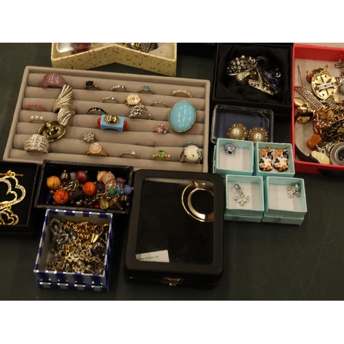 136 - A LARGE QUANTITY OF COSTUME JEWELLERY, SOME BOXED TO INCLUDE EARRINGS, RINGS, NECKLACES, BROOCHES, E... 