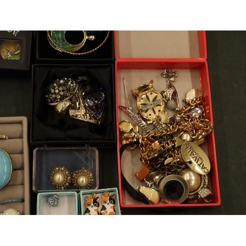 136 - A LARGE QUANTITY OF COSTUME JEWELLERY, SOME BOXED TO INCLUDE EARRINGS, RINGS, NECKLACES, BROOCHES, E... 