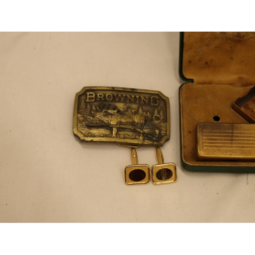 142 - A MIXED VINTAGE LOT TO INCLUDE A BOXED GILETTE RAZOR, CUFFLINKS, MOOSE BELT BUCLE, COIN HOLDER AND C... 