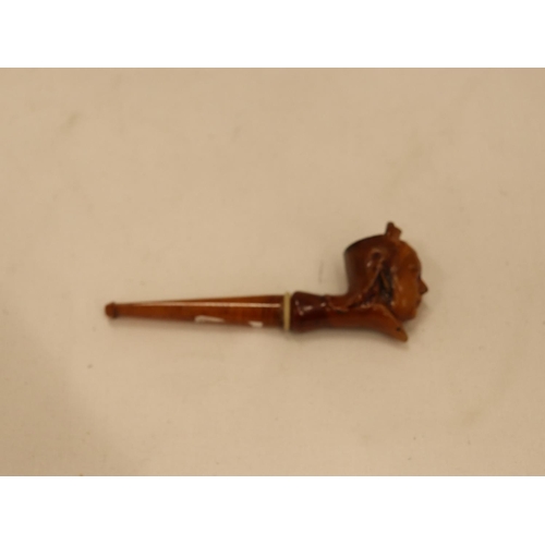 156 - AN ANTIQUE BRITISH QUEEN VICTORIA TREACLE GLAZE TOBACCO PIPE WITH AMBER EFFECT PIPE, LENGTH 13 CM