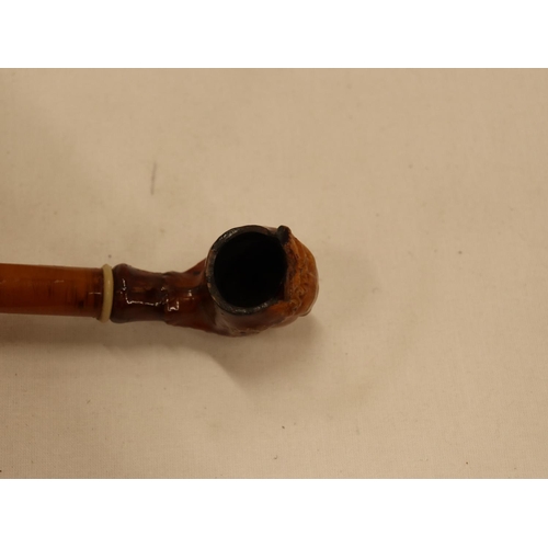 156 - AN ANTIQUE BRITISH QUEEN VICTORIA TREACLE GLAZE TOBACCO PIPE WITH AMBER EFFECT PIPE, LENGTH 13 CM