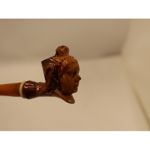 156 - AN ANTIQUE BRITISH QUEEN VICTORIA TREACLE GLAZE TOBACCO PIPE WITH AMBER EFFECT PIPE, LENGTH 13 CM