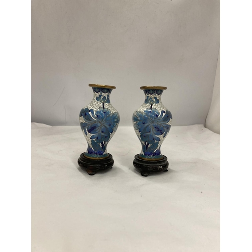 178 - A PAIR OF METAL ORIENTAL STYLE CLOISONNE VASES ON WOODEN BASES, HEIGHT 13CM