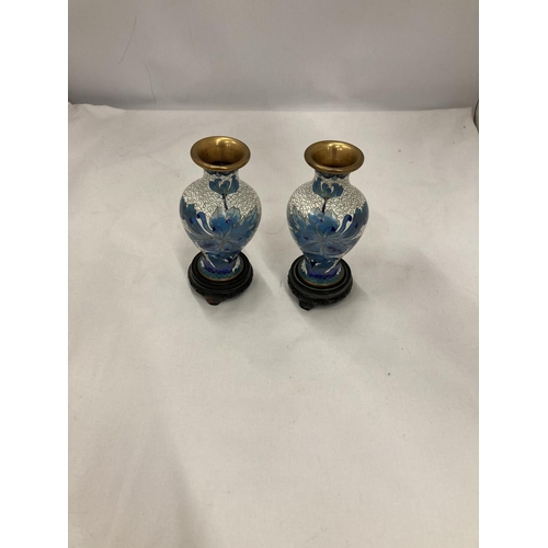 178 - A PAIR OF METAL ORIENTAL STYLE CLOISONNE VASES ON WOODEN BASES, HEIGHT 13CM