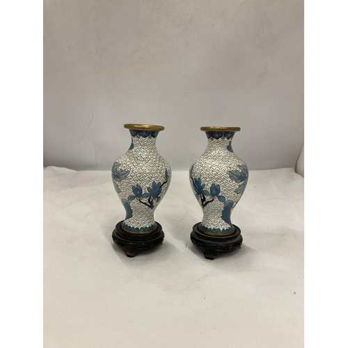 178 - A PAIR OF METAL ORIENTAL STYLE CLOISONNE VASES ON WOODEN BASES, HEIGHT 13CM