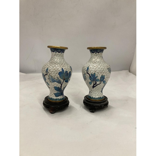 178 - A PAIR OF METAL ORIENTAL STYLE CLOISONNE VASES ON WOODEN BASES, HEIGHT 13CM