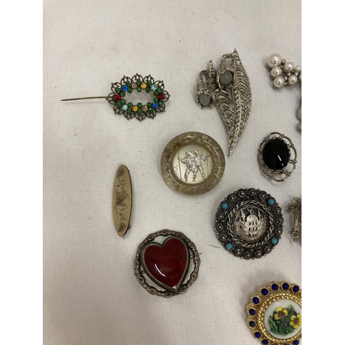 181 - A COLLECTION OF 10 VINTAGE BROOCHES TO INCLUDE AN ENAMELLED HEART, ETC