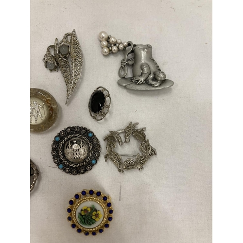 181 - A COLLECTION OF 10 VINTAGE BROOCHES TO INCLUDE AN ENAMELLED HEART, ETC