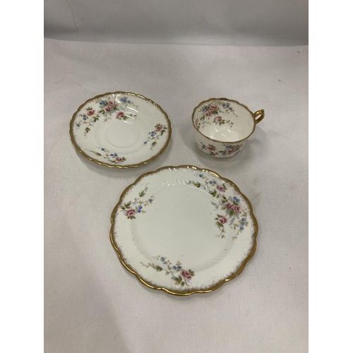 189 - A VINTAGE PART TEASET TO INCLUDE A CAKE PLATE, CREAM JUG, SUGAR BOWL, CUPS, SAUCERS AND SIDE PLATES