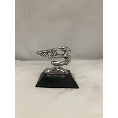 191 - A CHROME BENTLEY 'B' ON A BASE, HEIGHT 12CM