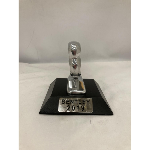 191 - A CHROME BENTLEY 'B' ON A BASE, HEIGHT 12CM