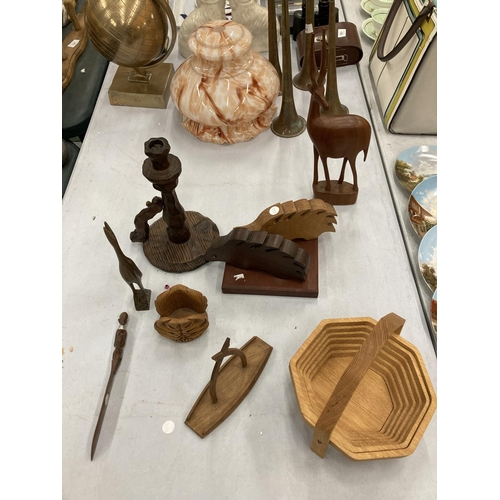 193 - A QUANTITY OF TREEN ITEMS TO INCLUDE ANIMALS, A CANDLESTICK, FOLD DOWN BOWL, ETC