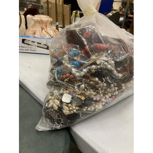 196 - A LARGE QUANTITY OF UNSORTED COSTUME JEWELLERY - 5KG