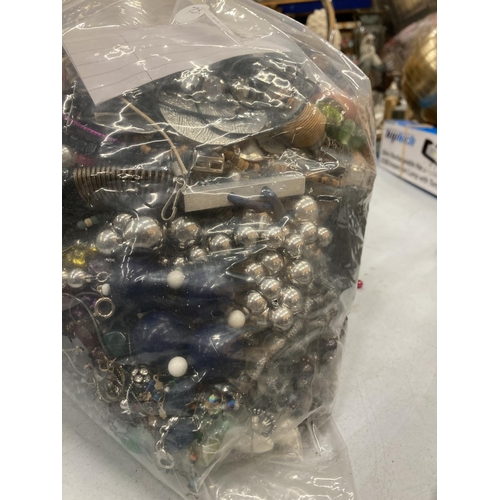 196 - A LARGE QUANTITY OF UNSORTED COSTUME JEWELLERY - 5KG