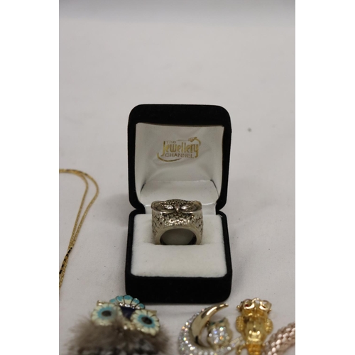 241 - A QUANTITY OF OWL RELATED COSTUME JEWELLERY TO INCLUDE A BOXED RING, BROOCH, NECKLACE, PENDANT, ETC