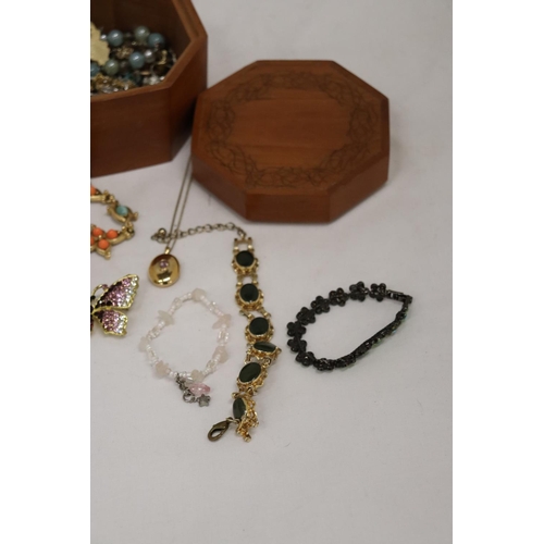 244 - A QUANTITY OF VINTAGE AND MODERN COSTUME JEWELLERY TO INCLUDE BRACELETS, CHAINS, BROOCHES, RINGS, ET... 