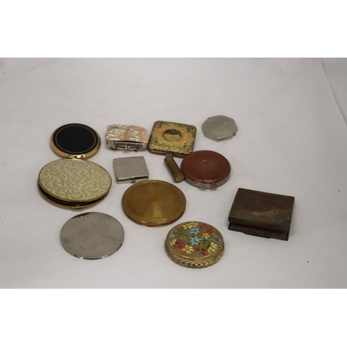 249 - A COLLECTION OF VINTAGE COMPACTS TO INCLUDE STRATTON, ETC