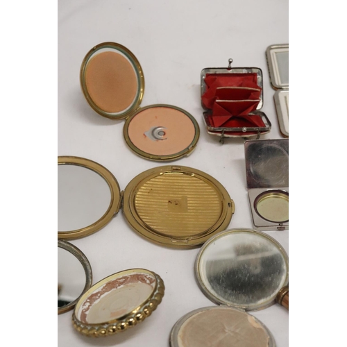 249 - A COLLECTION OF VINTAGE COMPACTS TO INCLUDE STRATTON, ETC