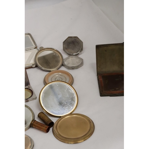 249 - A COLLECTION OF VINTAGE COMPACTS TO INCLUDE STRATTON, ETC