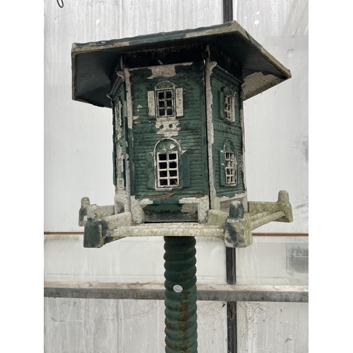 1633 - A DECORATIVE CAST METAL BIRD FEEDER