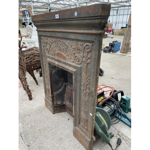 1660 - A DECORATIVE CAST IRON FIRE PLACE SURROUND