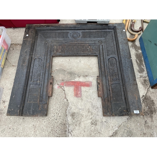 1664 - A DECORATIVE CAST IRON FIRE PLACE SURROUND