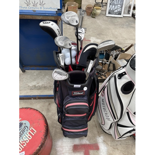 1717 - A TITLEIST GOLF BAG AND CLUBS TO INCLUDE CALLAWAY BIG BERTHA WOODS